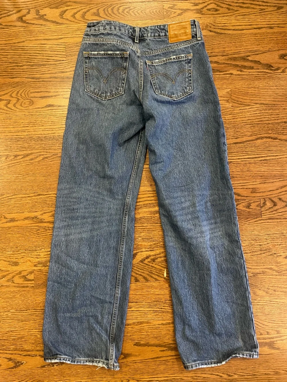 Levi's Women's Low Loose Jeans - Medium wash 25x32 - Picture 4 of 9